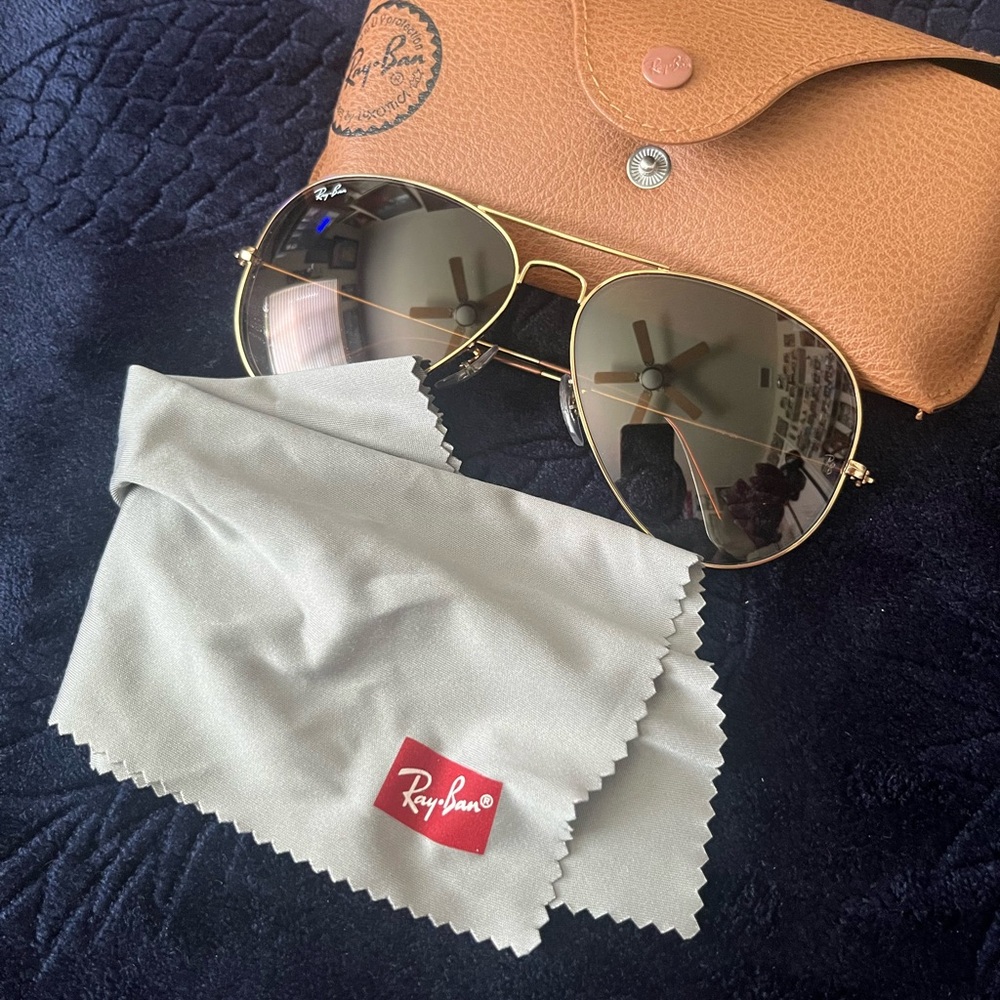 Ray-Ban Gold Aviator Sunglasses with Tan Case